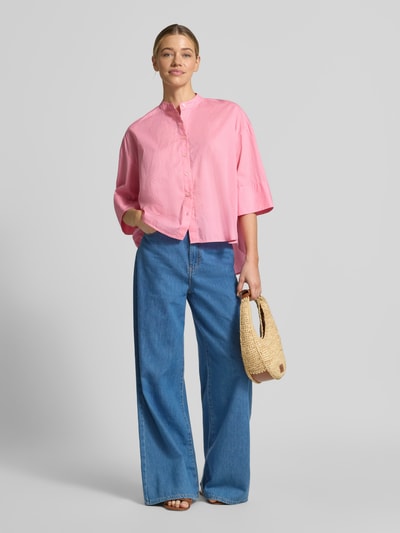 Frauenmodel trägt Boxy Fit Bluse mit Stehkragen und 3/4-Arm von Emily Van den Bergh aus Reine Baumwolle, Knopfleiste, Ganzkörperansicht von vorne.