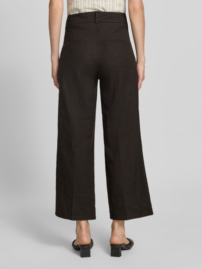 Frauenmodel trägt schwarze Damen Chino aus Leinen-Mix mit Bügelfalte Modell 'CALIFORNIA' von Cambio, Ganzkörperansicht Rückansicht, Straight Fit, Baumwoll-Anteil, französische Eingrifftaschen, Gesäßtaschen, Haken- und Reißverschluss, Bundweite 41 cm, Innenbeinlänge 68 cm bei Größe 36.