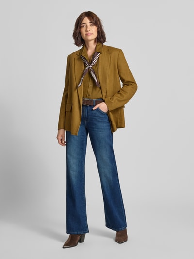 Vrouwenmodel draagt Flared Fit Jeans met steekzakken Model 'Elvira' van JOOP! in blauwe katoenmix, voorkant volledig zichtbaar