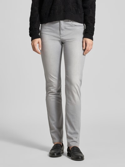 Vrouwenmodel draagt Slim Fit Jeans in 5-pocket-design model 'CICI' van Angels, grijs katoenmix met stretch, rechte snit, vooraanzicht knieën tot voeten.