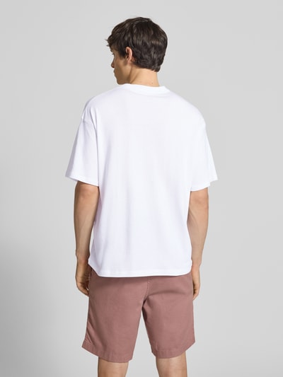 Männermodel trägt T-Shirt mit Label-Print und Rundhalsausschnitt von Jack & Jones, Reine Baumwolle, Regular-Fit, Rückenlänge 68 cm, Ganzkörperansicht Rückansicht.