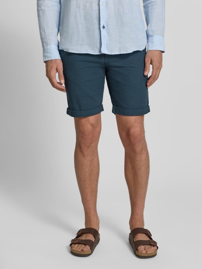 Männermodel trägt Slim Fit Chinoshorts aus Baumwoll-Mix Modell 'LUTON' von SELECTED HOMME, Optik: Unifarben, feine Webstruktur, Ganzkörperansicht von vorne.