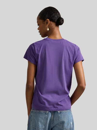 Vrouwenmodel draagt 'T-Shirt mit Label-Stitching' van Polo Ralph Lauren in paars, rechte pasvorm, katoenen stof, rugaanzicht, ruglengte 54 cm.