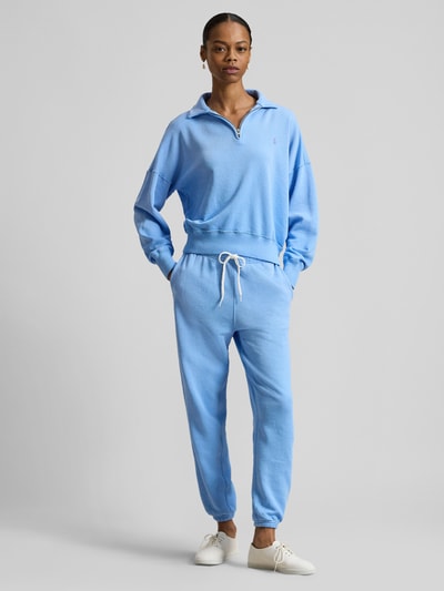 Frauenmodel trägt Relaxed Fit Sweatpants aus reiner Baumwolle von Polo Ralph Lauren in Hellblau, unifarben, elastischer Bund, seitliche Taschen, Ganzkörperansicht von vorne.