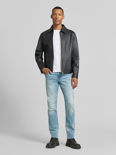 Männermodel trägt Straight Fit Jeans im Used-Look Modell 'Nightflight' von PME Legend aus Baumwoll-Mix mit Stretch-Anteil, 5-Pocket-Design, Knopf- und Reißverschluss, Logo-Detail, in Hellblau mit verwaschener Textur; Ganzkörperansicht von vorne.