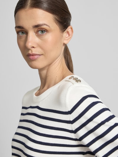 Frauenmodel trägt Strickshirt aus Viskose-Elasthan-Mix mit Knopfleiste von Milano Italy, Streifenmuster, Nahaufnahme Oberkörper.