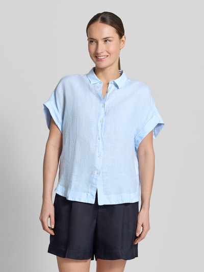 Frauenmodel trägt Leinenbluse mit Knopfleiste Modell 'DOLLY' von 0039 Italy, hellblau, Hemdblusenkragen, Regular-Fit, reine Leinen, Ganzkörperansicht von vorne. Rückenlänge bei Größe S: 64 cm, Damen.