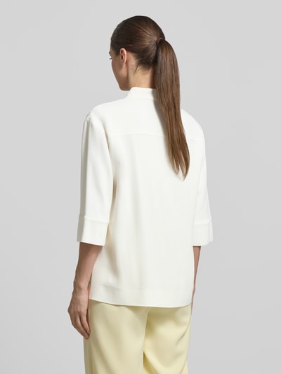 Frauenmodel trägt Regular Fit Bluse aus Viskose-Elasthan-Mix mit 3/4-Arm von Luisa Cerano in Creme, Ganzkörperansicht Rückansicht. Damen Bluse mit Stehkragen, Rückenlänge 66 cm, Ärmellänge 53 cm, lockere Passform, glatte Textur.