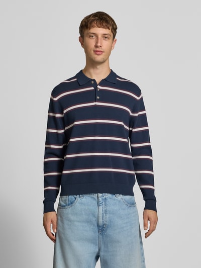 Männermodel trägt Langarm-Poloshirt aus Viskose-Mix im Allover-Look von JACK & JONES, dunkelblau mit weißen Streifen, Regular Fit, Knopfleiste, Ganzkörperansicht von vorne