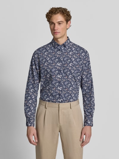 Männermodel trägt Regular Fit Freizeithemd mit Paisley-Muster und Kentkragen von Christian Berg Men in Blau und Weiß, Ganzkörperansicht von vorne