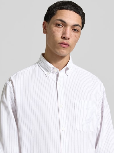 Männermodel trägt Regular Fit Freizeithemd mit Brusttasche Modell 'NORREBRO' von Jack & Jones, weiß mit feinen Streifen, Nahaufnahme Oberkörper, Baumwoll-Mix, Button-Down-Kragen, Knopfleiste