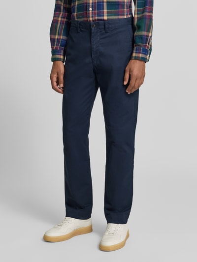 Männermodel trägt Chino mit seitlichen Eingrifftaschen von POLO RALPH LAUREN aus Baumwollmix-Twill in Dunkelblau, Ganzkörperansicht von vorne.