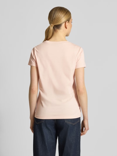 Frauenmodel trägt Regular Fit T-Shirt aus reiner Baumwolle Modell 'ESOGO' von BOSS Orange, unifarben, kurzarm, Ganzkörperansicht Rückansicht.
