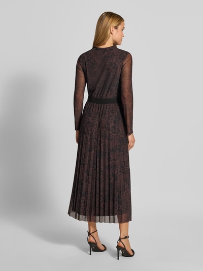 Vrouwenmodel draagt Slim Fit vrijetijdsjurk met dierenprint van s.Oliver BLACK LABEL in donkerbruin en zwart, volledig zicht vanaf achteren.