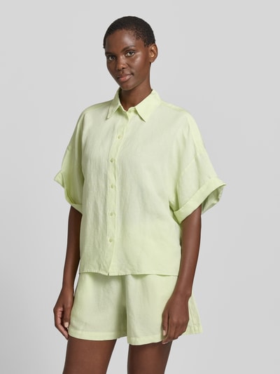 Frauenmodel trägt Regular Fit Bluse aus Leinen-Viskose-Mix Modell 'BISENAS' von BOSS Orange, Optik: Unifarben, Hemdblusenkragen, einreihige Knopfleiste, Kurzarm, Material: Leinen-Viskose-Mix, in zartem Hellgrün, glatte Textur, Ganzkörperansicht von vorne.