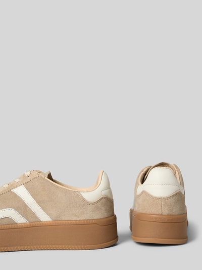 Produktfoto, Sneaker aus echtem Leder Modell 'Cuzmani' von Gant in beige mit weißem Logoprint, afgeronde pasvorm, hakhoogte 4 cm, schachthoogte 7 cm, schachtbreedte 9 cm, textuur van glad leer en suède, productfoto rechterzijde en achteraanzicht