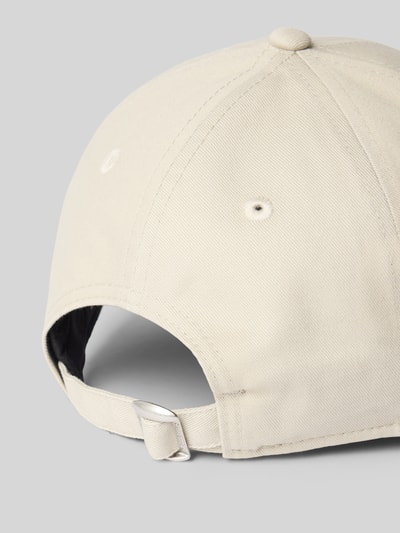 Produktfoto, Base Cap mit Motiv-Stitching von New Era aus Reine Baumwolle mit Strapback-Verschluss und Logo-Detail in hellem Beige.