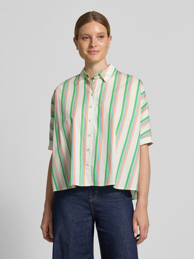 Frauenmodel trägt Relaxed Fit Bluse im Allover-Look von Emily Van den Bergh aus reiner Baumwolle mit farbigen Streifen, Knopfleiste und Hemdblusenkragen, Ganzkörperansicht von vorne.