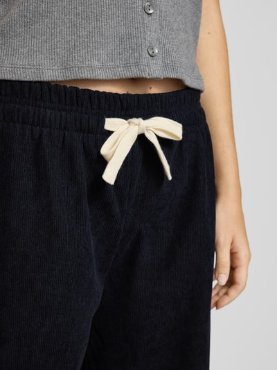 Review Spodnie materiałowe o kroju wide fit z elastycznym pasem Granatowy 3