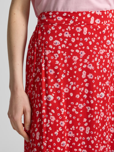 Frauenmodel trägt Midirock aus Reine Viskose im Allover-Look Modell 'MARRAKECH' von ICHI, rotes Muster, Gerader-Schnitt, Nahaufnahme Oberkörper. Bundweite bei Größe S: 38 cm, Gesamtlänge bei Größe S: 86 cm.