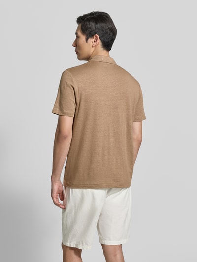 Männermodel trägt Slim Fit Poloshirt aus Leinen-Elasthan-Mix von OLYMP Level Five, beige, feine Struktur, 1/2-Arm, Rückenlänge 70 cm, Ganzkörperansicht Rückansicht.