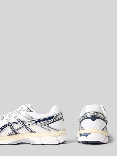 Produktfoto, sneakersy Sneaker mit Kontraststreifen Modell 'GEL-CUMULUS' od ASICS TIGER, białe z paskami w kontrastowym kolorze, zaokrąglony kształt, wiązanie, wysokość obcasa w rozmiarze 44: 4 cm, wysokość cholewki w rozmiarze 44: 7 cm, szerokość cholewki w rozmiarze 44: 9 cm