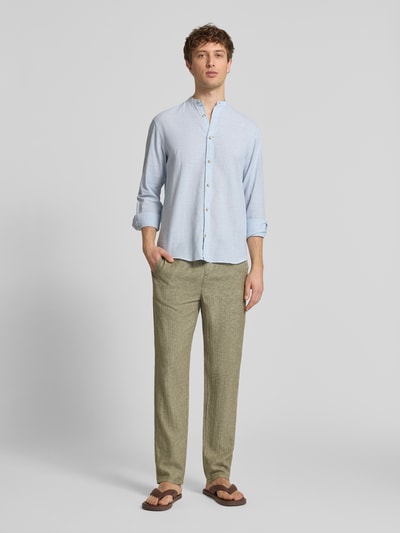 Männermodel trägt Hose aus Leinen-Baumwoll-Mix Modell 'MARCO' von Blend, Regular-Fit, elastischer Bund, Ganzkörperansicht von vorne. Kontext: Herren Hose von Blend, Leinen-Baumwoll-Mix, Regular Fit, Elastischer Bund, Bundweite bei Größe M: 42 cm, Innenbeinlänge bei Größe M: 80 cm.