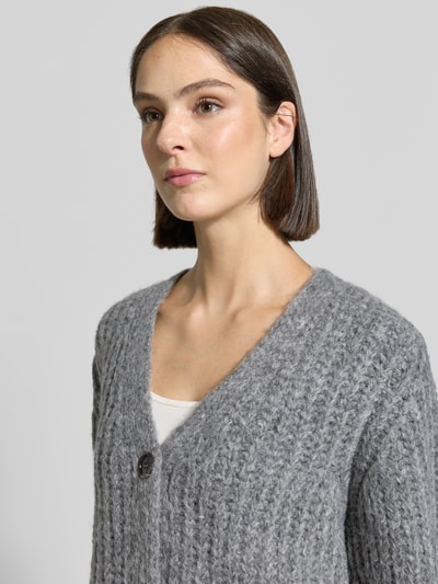 Kobieta nosi Regular Fit Pullover mit Woll-Anteil Modell 'Kustra' od JOOP!, szary, wyraźna faktura, zbliżenie na górną część ciała, damski sweter, kontekst: sweter damski od JOOP!.