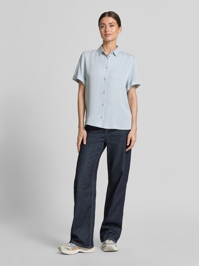 Vrouwenmodel draagt Regular Fit overhemdblouse met 1/2-mouwen van Jake*s Casual in viscosemix, kentkraag, knoopsluiting, regular fit, lichtblauw, ruglengte maat 36: 62 cm, mouwlengte maat 36: 21 cm, casual stijl, volledige lichaamsvooraanzicht.