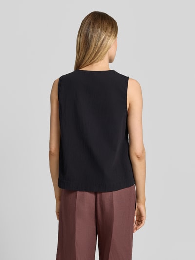 Frauenmodel trägt Top mit Rundhalsausschnitt von Soyaconcept, Reine Baumwolle, Gerader-Schnitt, Modell 'CISSIE', Rückenlänge bei Größe S 56 cm, Ganzkörperansicht Rückansicht.