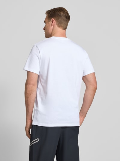 Männermodel trägt Regular Fit T-Shirt mit Logo-Applikation von Under Armour in Weiß, Baumwoll-Mix, Rückenansicht, Ganzkörperansicht Rückansicht.