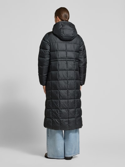 Modelka kobieca ma na sobie czarny Steppmantel mit Kapuze Modell 'Puffect III' od Columbia, krój regular fit, zdjęcie całej sylwetki z tyłu; długość pleców w rozmiarze S: 117 cm, szerokość ramion w rozmiarze S: 42 cm, szerokość klatki piersiowej w rozmiarze S: 55 cm, długość rękawa w rozmiarze S: 67 cm