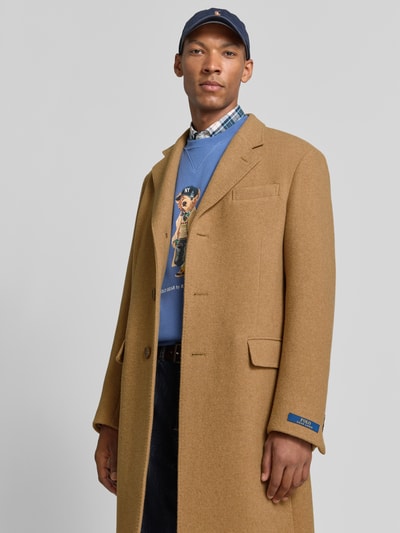 Męski model nosi Regular Fit płaszcz z mieszanki wełny od Polo Ralph Lauren, kolor karmelowy, tekstura gładka, całkowite ujęcie górnej części ciała z przodu.