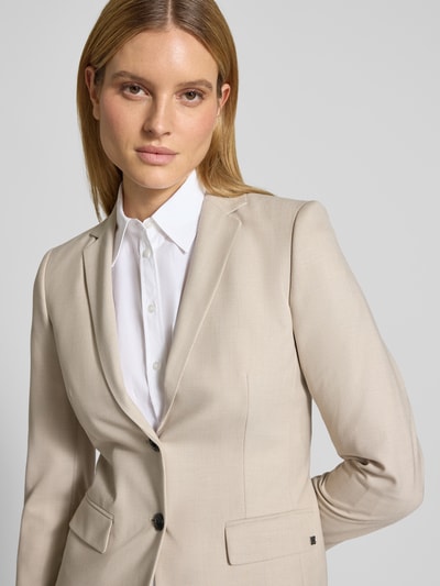 Frauenmodel trägt Slim Fit Longblazer mit Viskose-Anteil Modell 'ADALAS' von HUGO, Optik: Unifarben, Reverskragen, Nahaufnahme Oberkörper.