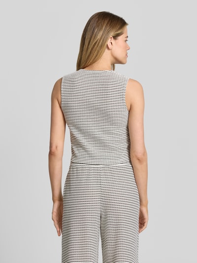 Frauenmodel trägt Slim Fit Weste aus Baumwoll-Mix von Tom Tailor Denim in Two-Tone-Optik, gestreift, Strick, Ganzkörperansicht Rückansicht.