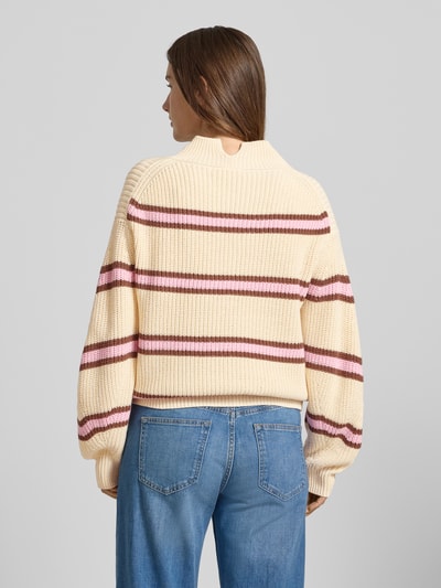 Frauenmodel trägt Regular Fit Strickpullover aus Baumwoll-Mix von s.Oliver RED LABEL, gestreift, mehrfarbig, Turtleneck, Ballonärmel, Ganzkörperansicht Rückansicht.