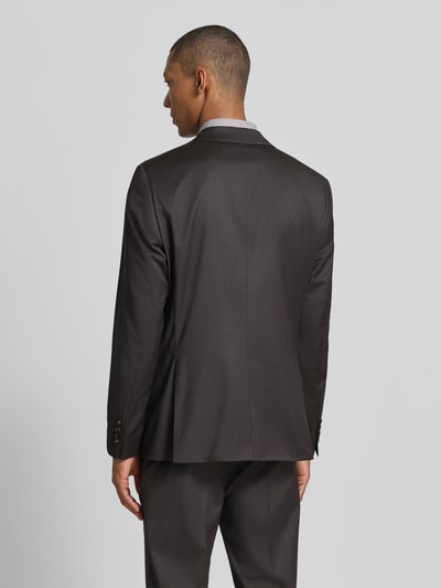 Männermodel trägt dunkelgraues Slim Fit 2-Knopf-Sakko mit Reverskragen und Pattentaschen Modell 'Move Alesso' von DIGEL, gefertigt aus Schurwoll-Elasthan-Mix, Rückenlänge 74 cm, Schulterbreite 46 cm, Ärmellänge 67 cm, Ganzkörperansicht Rückansicht.