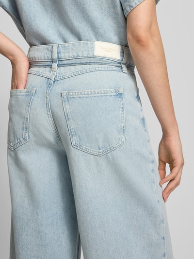 Frauenmodel trägt Relaxed Fit Barrel Jeans aus reiner Baumwolle Modell 'STINE' von Marc O'Polo Denim in heller Denim-Optik, Detailaufnahme Rückansicht.