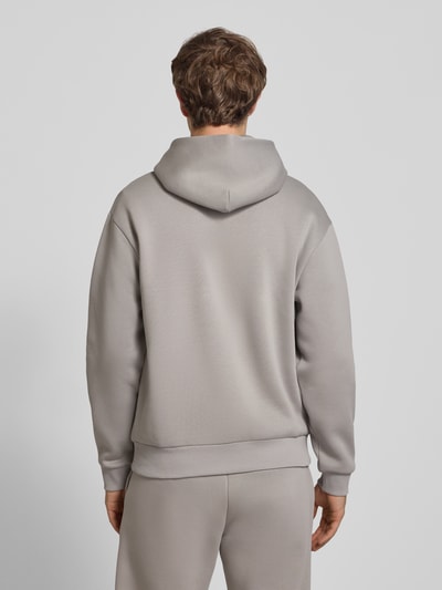 Männermodel trägt Regular Fit Hoodie mit Känguru-Tasche von REVIEW in Grau, Baumwoll-Mix, Rückansicht, Ganzkörperansicht.
