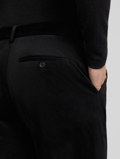 Männermodel draagt Hose aus Samt mit Gesäßtaschen Modell 'kian' van Matinique, zwart, regular fit, detailopname achterzak.