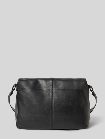 Produktfoto, czarna Crossbody Bag aus echtem Leder Modell 'Fiona' von LIEBESKIND BERLIN, gładka faktura, prostokątny kształt, widoczne przeszycia, 35x25x15 cm, pasek 85 cm, zamknięcie magnetyczne, logo wytłaczane.