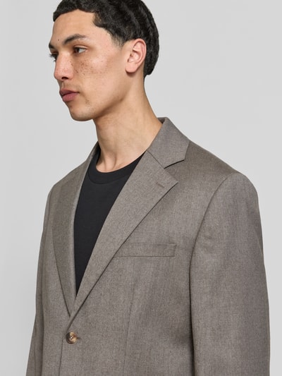 Männermodel trägt Regular Fit Anzugjacke aus Woll-Mix von ANNARR in Grau mit Reverskragen, Brust- und Pattentaschen, 2-Knopfleiste, Nahaufnahme Oberkörper.