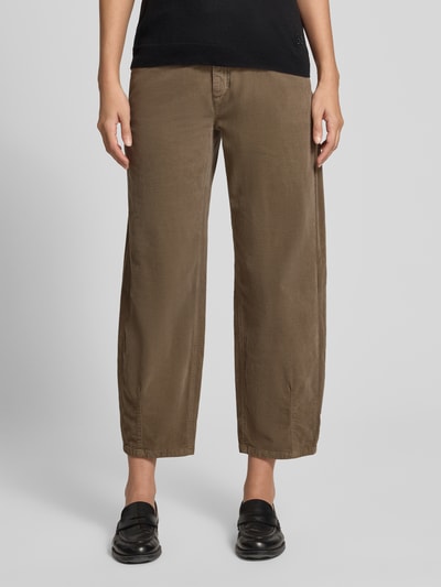 Vrouwenmodel draagt Barrel Fit corduroy broek uit pure katoen model 'ELIN' van CAMBIO in bruin, rechte pijpen, glad oppervlak, Ganzkörperansicht von vorne. Dames corduroy broek van CAMBIO.