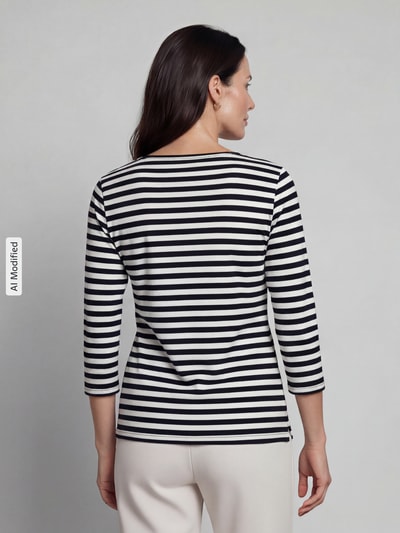 Frauenmodel trägt Longsleeve mit Rundhalsausschnitt und 3/4-Arm von Christian Berg Woman, reine Baumwolle, Schwarz-Weiß Streifenmuster, Regular Fit, Rückenlänge 59 cm, Ganzkörperansicht Rückansicht.