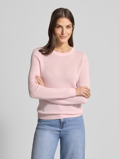Frauenmodel trägt Strickpullover mit gerippten Abschlüssen Modell 'dalo' von Vila in Rosa, Slim Fit, reine Baumwolle, Nahaufnahme Oberkörper.