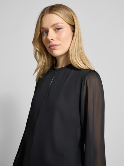 Vrouwenmodel draagt Bluse mit Rundhalsausschnitt van Rinascimento in zwart, losse pasvorm, lange mouwen, nahaufnahme bovenlichaam.