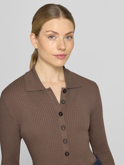 Frauenmodel trägt Slim Fit Pullover aus Baumwoll-Modal-Mix von Marc O'Polo, braun, gerippte Textur, Nahaufnahme Oberkörper, Damen Pullover.
