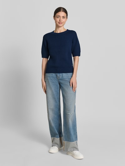 Frauenmodel trägt Strickpullover mit 1/2-Arm von Fynch-Hatton in Dunkelblau, Reine Baumwolle, Regular-Fit, Rundhalsausschnitt, Ganzkörperansicht von vorne.