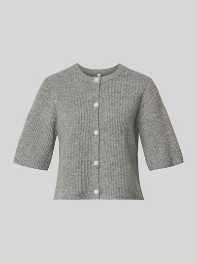 Produktfoto, Boxy Fit Strickjacke aus Rippstrick Modell 'SILLY' von PIECES in Grau-Melange mit kurzen Ärmeln und Knopfleiste aus Wollmix