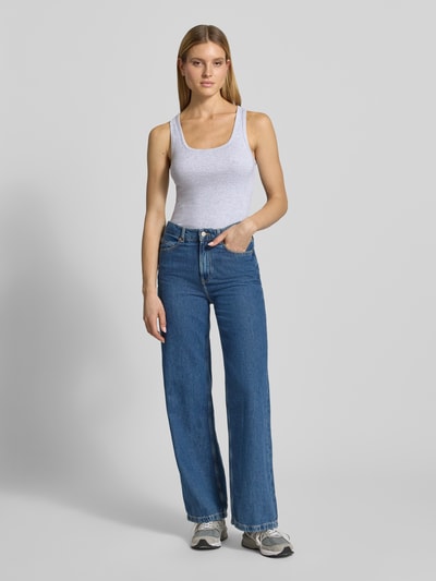 Kobiece model prezentuje top Tanktop mit Rundhalsausschnitt von Lanius z bawełny, krój slim fit, okrągły dekolt, długość tyłu 55 cm; pełen widok z przodu.